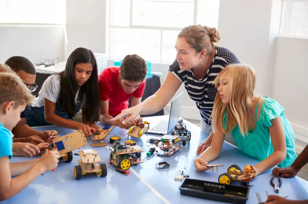 bambini in aula che programmano diversi robot